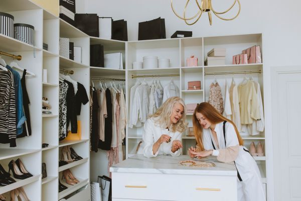 What Are the Key Components of a Capsule Wardrobe for UK Women?